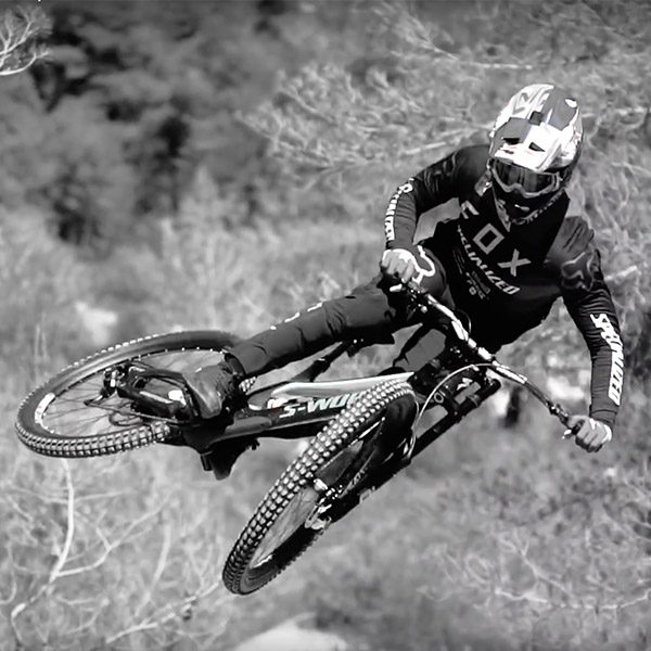 Vidéo: SuperBruni en noir&blanc Vidéo: SuperBruni en noir&blanc