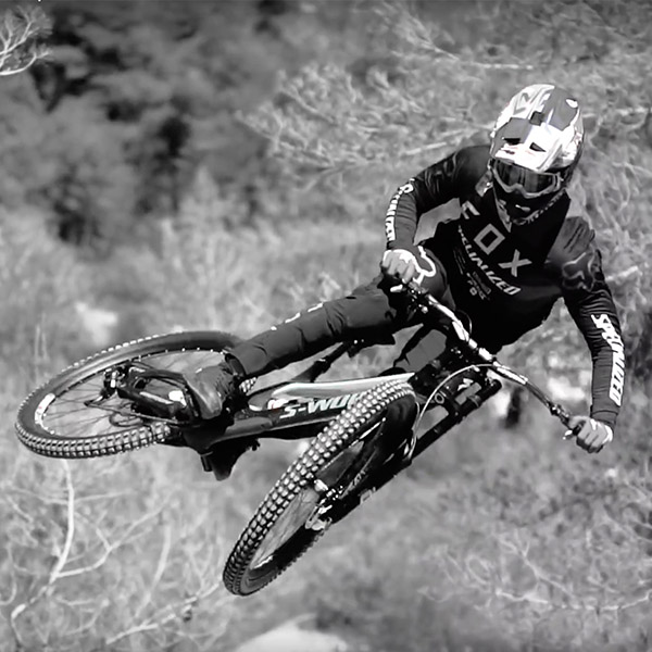 Vidéo: SuperBruni en noir&blanc Vidéo: SuperBruni en noir&blanc