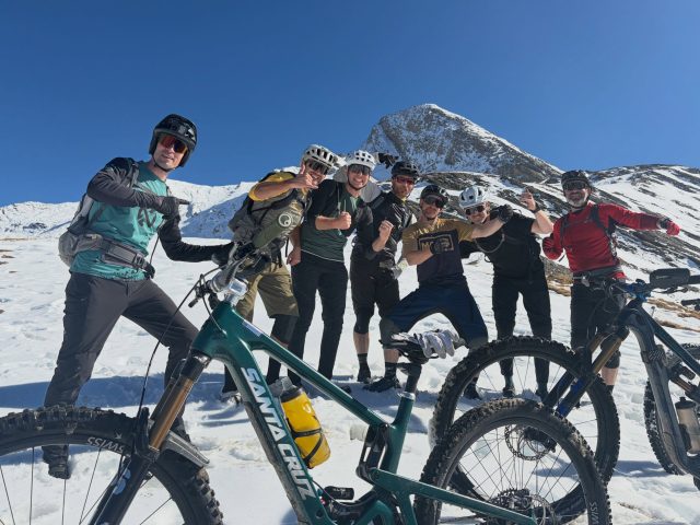 Having fun & collecting souvenirs
Good friends and good trails is the recipe, and some fresh snow to make it epic. 
This last mission in the Alps of the season is a crazy mix. So good!
#1001sentiers #somuchmorethanbiking