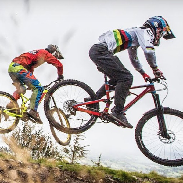 Vidéo Red Bull Fox Hunt, la folle coursepoursuite de Loïc Bruni