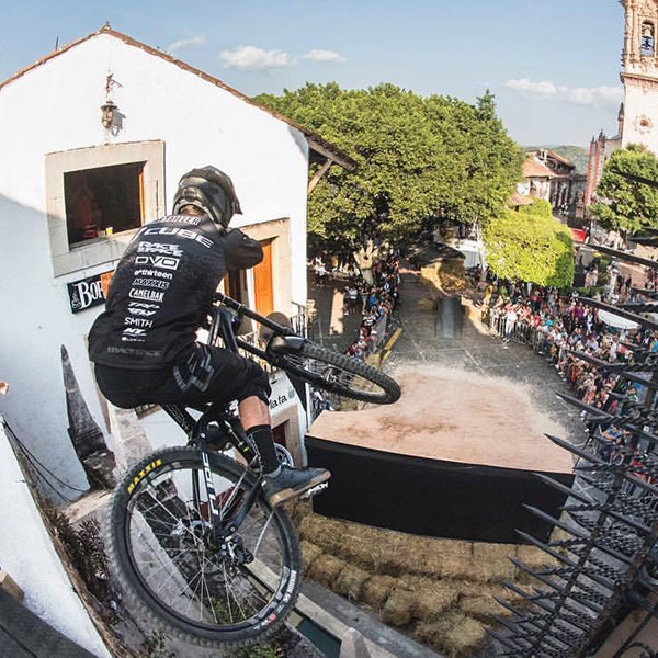Vidéo: Rémy Métailler remporte la Taxco Urban DH 2017