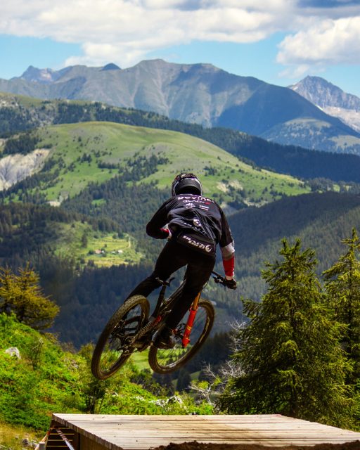 Calades à gogo sur les pistes du bikepark, randonnées à la fraiche dans les montagnes du Cians, show spectaculaire sur les Championnats d'Europe de Trial... En août, direction @valbergalpesdusud pour les fans de VTT !

ℹ️ www.1001sentiers.fr/bikepark-valberg/