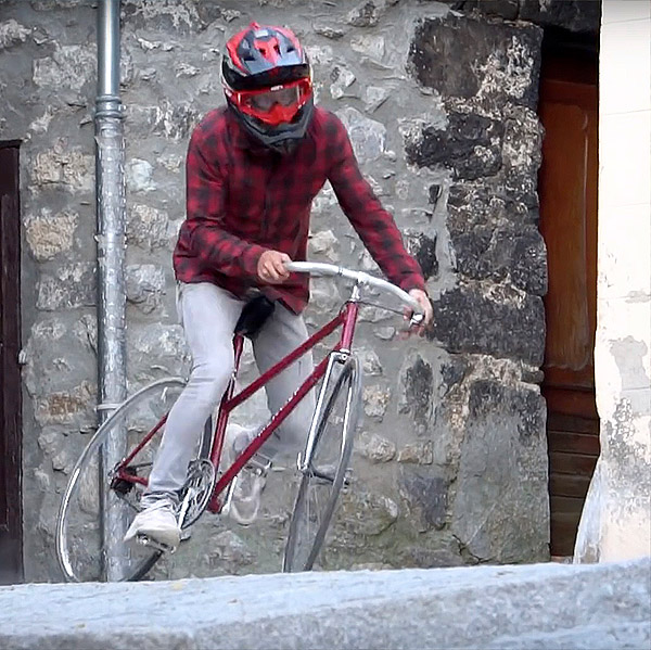 Vidéo: Une époque – VTT vintage en montagne Vidéo: Une époque – VTT vintage en montagne