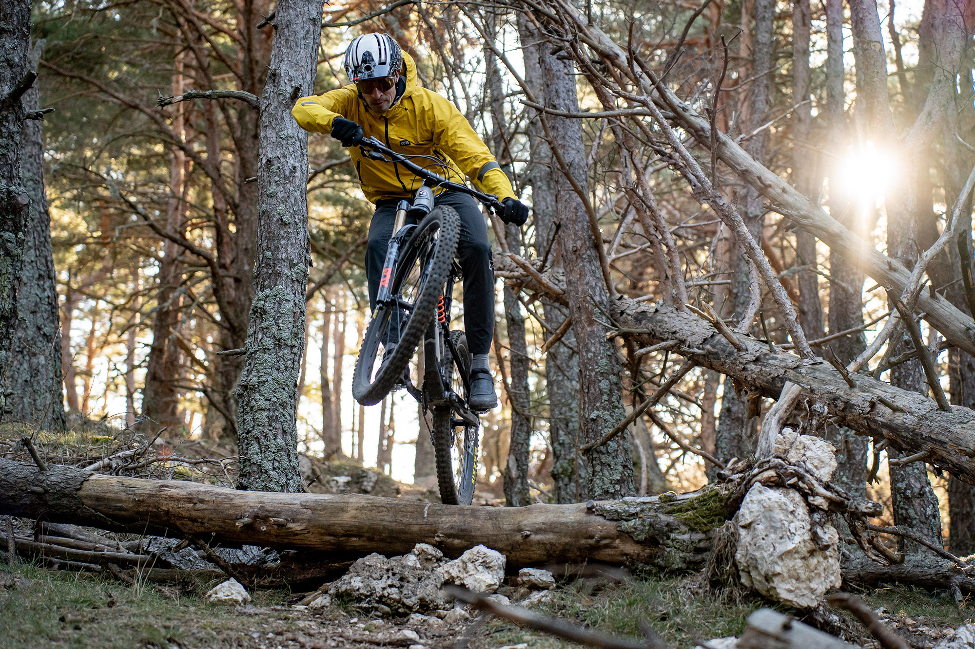 It was a playful and efficient ride, having fun on the bike and adding a new trail on the list #1001sentiers.
Régalade et découverte d'un nouveau single pour compléter la liste des #1001sentiers, ou comment allier l'utile à l'agréable.
Taste it soon!
https://www.1001sentiers.fr/riding/calendrier/
Et en prime une chouette photo réalisée par Matisse en stage avec moi cette semaine et qui a réussi à très rapidement apprivoiser l'appareil et ces conditions de lumière compliquées, chapeau !