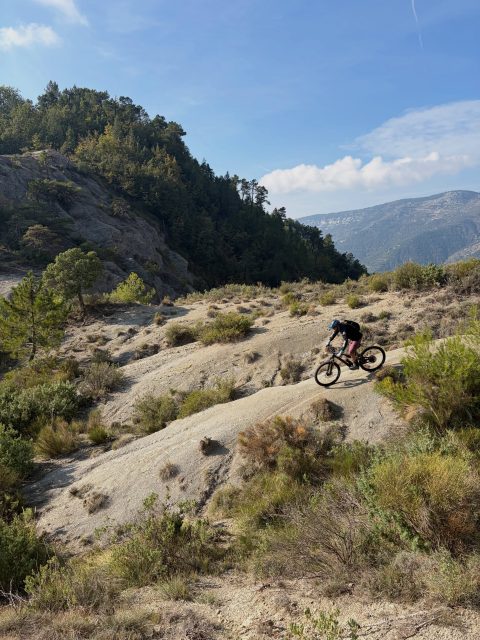 MOUNTAIN-TO-SEA
Superbe traversée hier du Mercantour à la Mer
57 km, 1350+, 2450- et une sacrée palette de sentiers avec une super équipe de riders 
Vivement la prochaine Aventure Mountain-to-Sea le 6 décembre dans les Préalpes
#1001sentiers #lifeistooshorttorideboringtrails