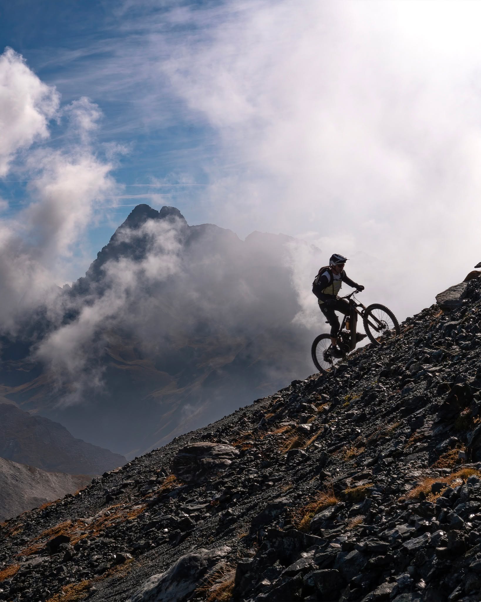 VTTAE ? Ok, mais à condition que ce soit épique...
@chriscrrd teste les limites du grip et de son moteur à 3000m d'altitude

#1001sentiers #somuchmorethanbiking